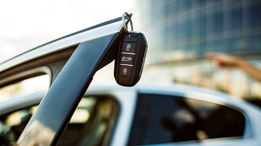 What are the differences between renting a car with a driver and renting a car without a driver (1)